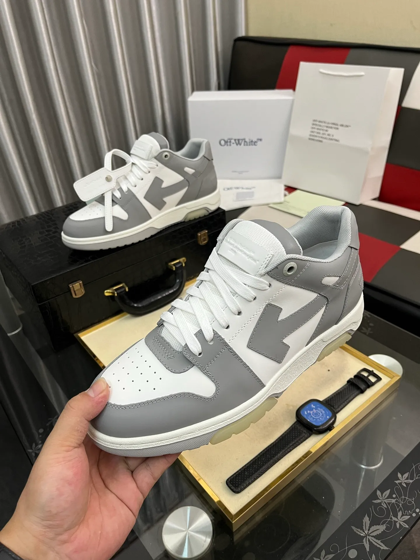 Men's shoes 💰600⌚️⌚️ OFF-White C/O VirGil Abloh fashionable and versatile casual shoes. Exclusive first release of the new model. Made of environmentally friendly cowhide leather and mesh fabric upper material. The insole is embedded with foam cushioning EVA material. The correct midsole is equipped with EVA lightweight cushioning. External tooth nail rubber outsole. The correct accessories can be customized simultaneously. Women's model: 35-40 Men's model: 39-45